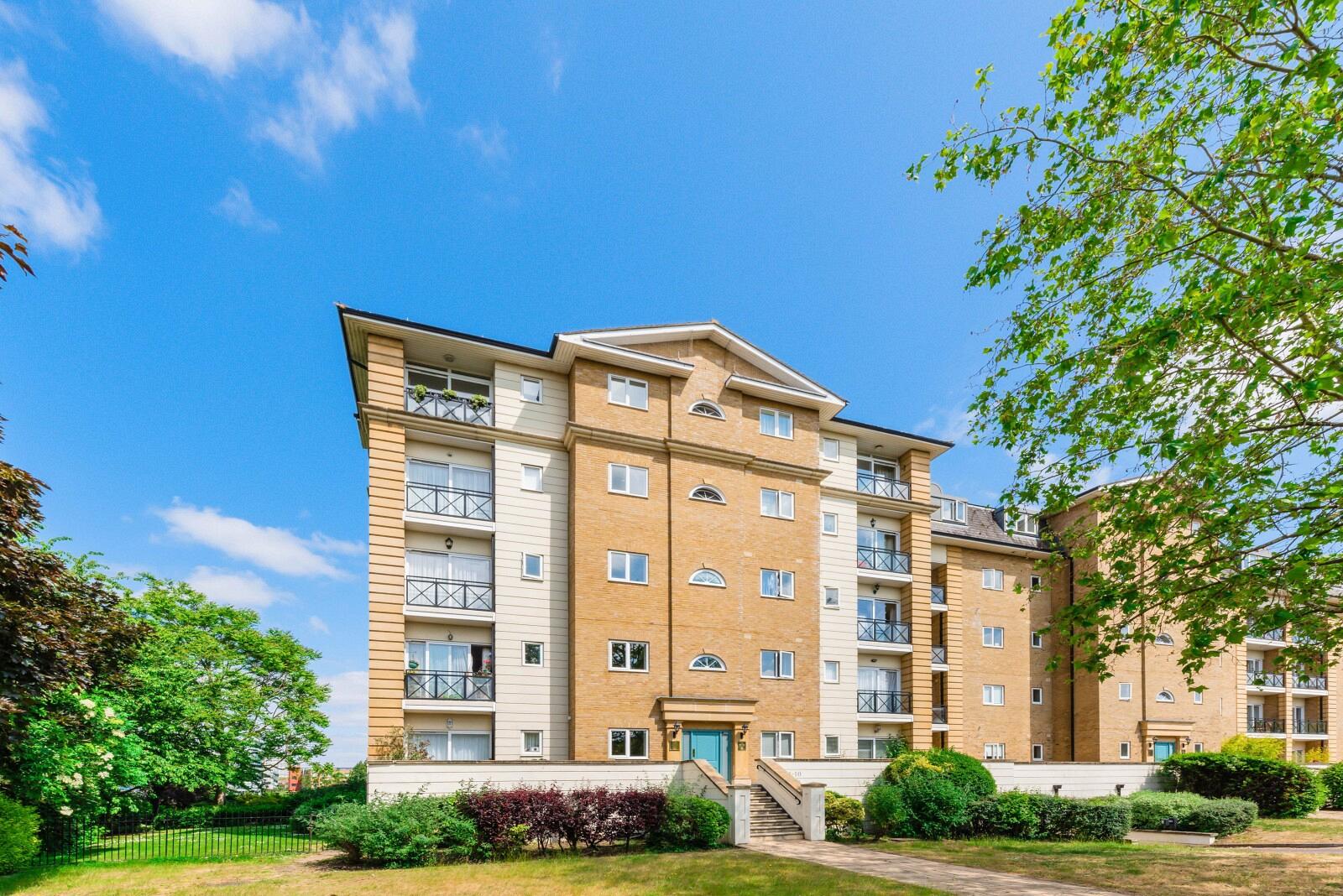 Barnes, Greater London, 3 bedroom flat for sale in Wyatt Drive