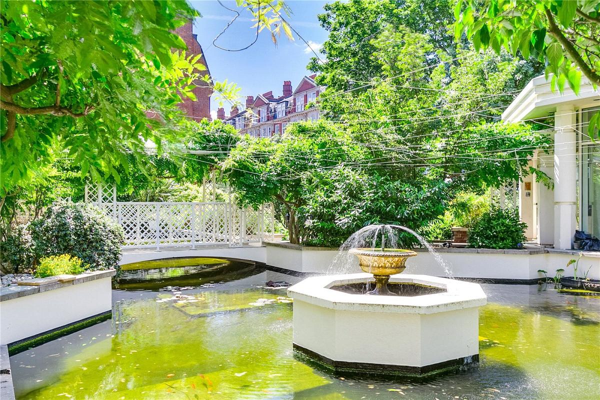 Chelsea, Greater London, 2 bedroom flat for sale in Crown Lodge