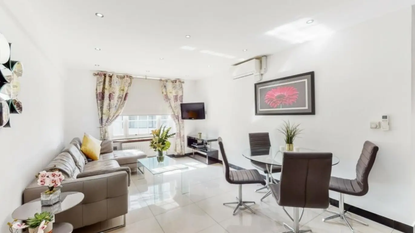Marble Arch, Greater London, 2 bedroom flat to let in Cumberland Court