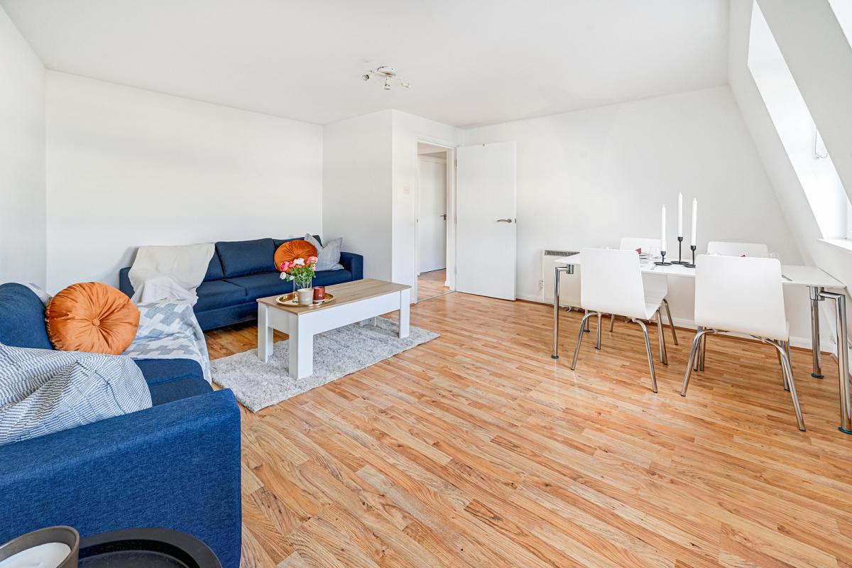 Victoria, London, 2 bedroom flat for sale in Wilton Road