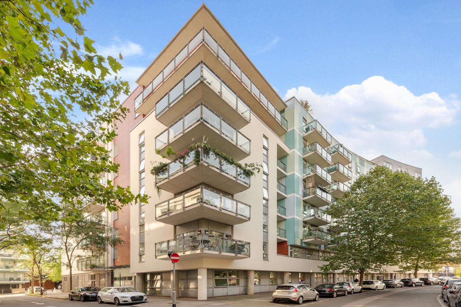 South Bermondsey, Greater London, 2 bedroom flat for sale in Eyot House